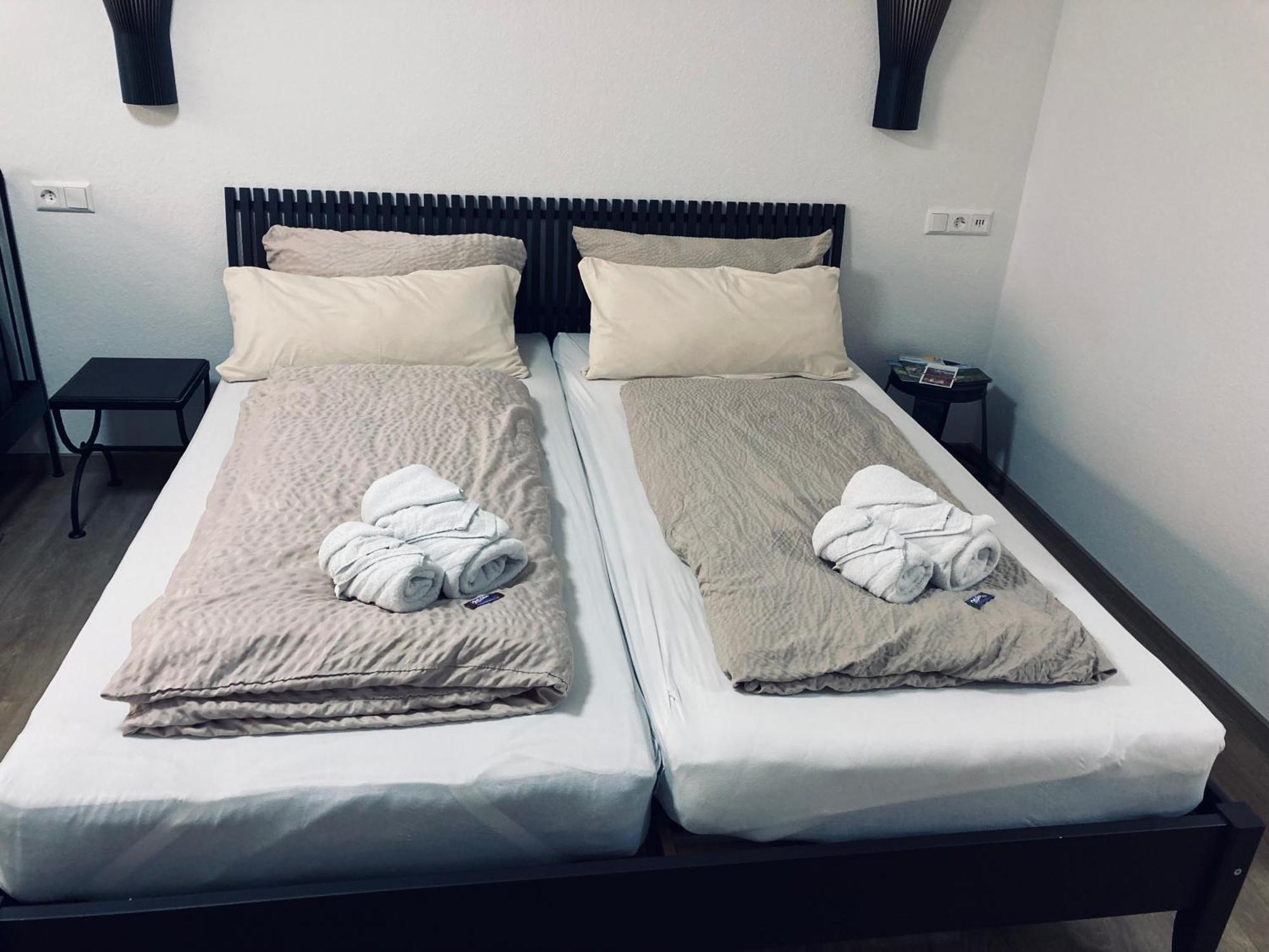 Free Apartment - Ermstal Bad Urach Buitenkant foto