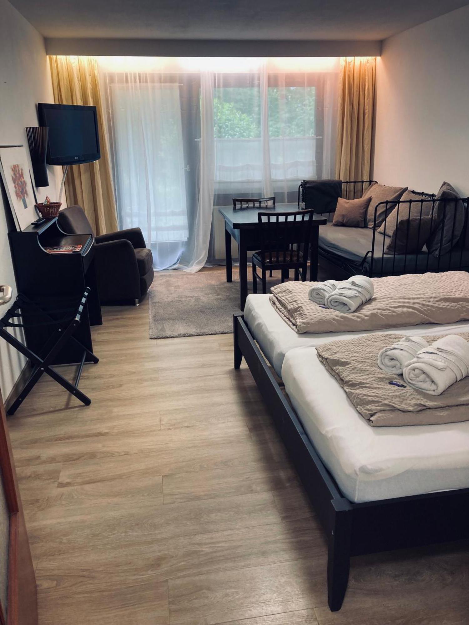 Free Apartment - Ermstal Bad Urach Buitenkant foto